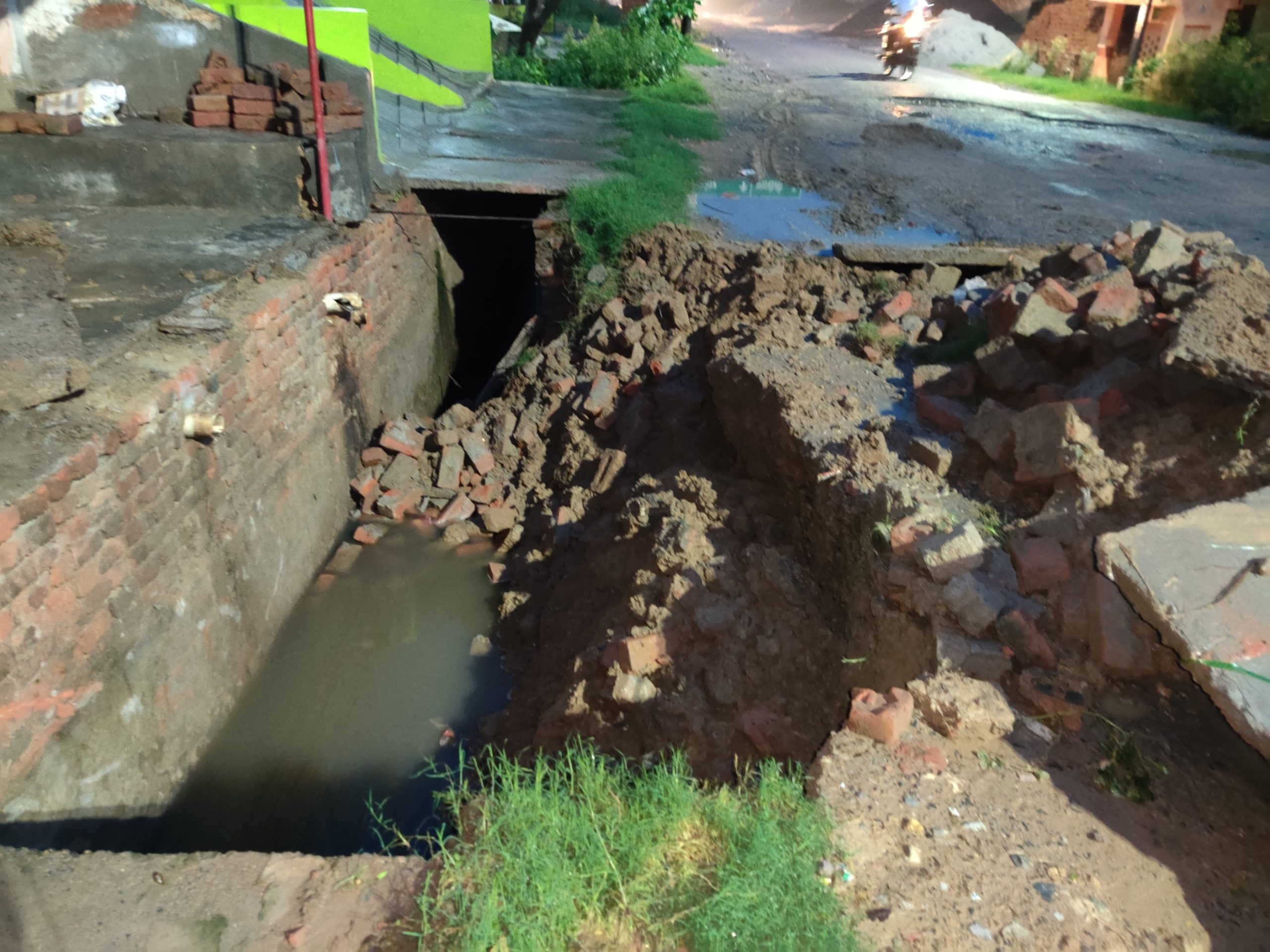 खराब रोड गिरा नाला